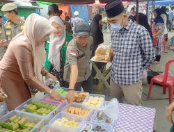 Makanan Takjil Pedagang Pasar Kuok Diperiksa Petugas Satpol-PP Kampar dan Dinkes