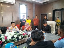 Kasatpol-PP Kampar Arizon Bersama Bupati Kampar Temui Masa Demonstran di Disperinaker Kampar