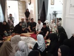 Bupati Kampar Ahmad Yuzar Melayat ke Rumah Duka Ahmad Zaki