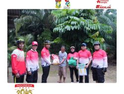 Bupati Kampar Sapa Warga Sambil Bagikan Sembako Jelang Puasa