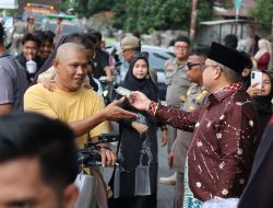 Satpol PP Kampar dan DWP Kompak Bagikan Takjil untuk Pengendara
