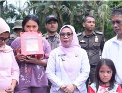 Wabup Kampar Misharti Datangi Korban Kebakaran di Siak Hulu, Bawa Bantuan dan Dukungan